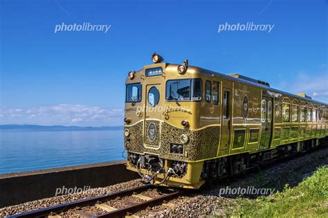 大村湾の海岸線を走る或る列車 写真素材 7253500 フォトライブラリー Photolibrary