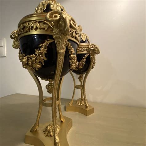 Grandes cassolettes en porcelaine bleu de four et bronze doré à décor