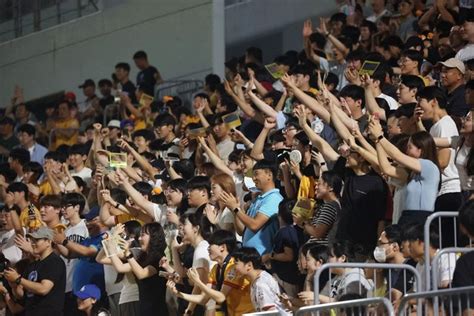 ‘직관 매력에 빠진 광주fc 팬들원정 응원도 인기