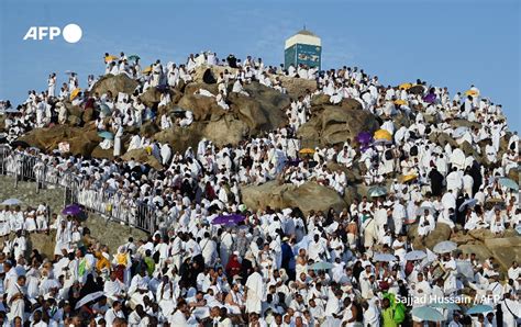 Afp News Agency On Twitter Muslim Pilgrims Pray Atop Saudi Arabia S