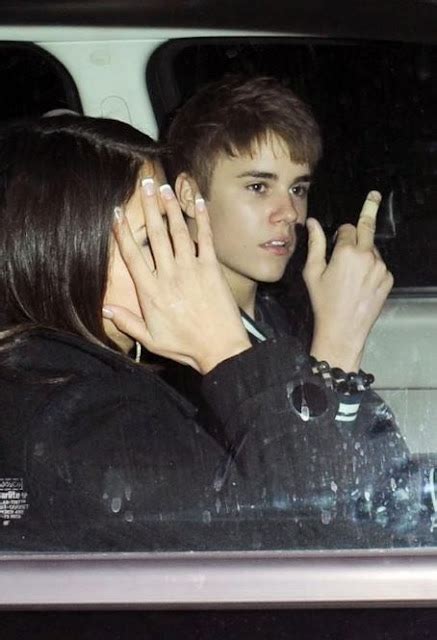 Justin Bieber Flips Off The Paparazzi ~ Disney Star Universe