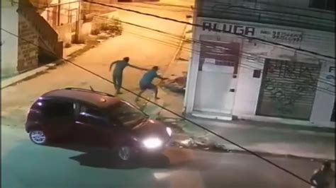 VÍDEO homens descem de carro matam jovem a tiros e ferem adolescente