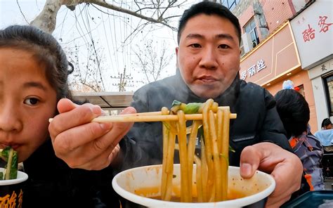 香辣大炸串放在布袋馍里夹着吃，再来一份酸辣粉，真香 哥倆美食 哥倆美食 哔哩哔哩视频