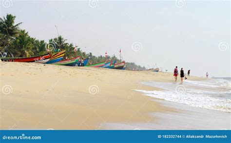 Barcos De Pesca Tradicionales En La Famosa Playa De Marari En Kerala