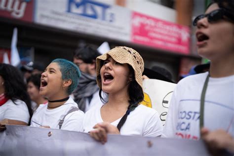 Una marcha en defensa de la educación truena contra el Gobierno de