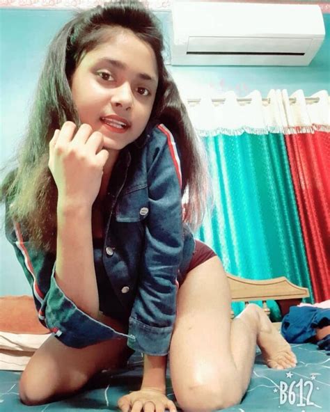 Bangali Beautiful Cute Slim Girlfriend Sexy Homemade Nude Modeling Pics