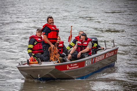 Grenzübergreifende Wasserrettungsübung der Feuerwehr auf der Salzach