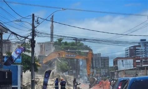 Casa construída no meio da rua de Piedade é desapropriada e demolida