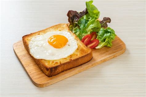 Pan Casero Tostado Con Queso Y Huevo Frito Encima Con Ensalada De