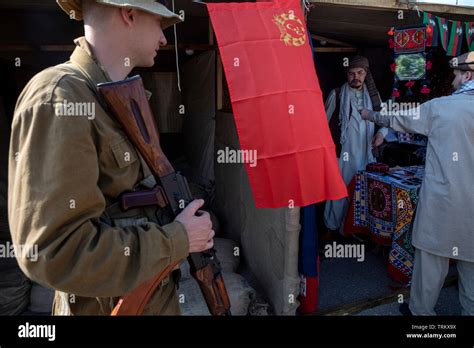 Soldados Del Ejército Soviético En El Mercado Afgano Durante La Guerra