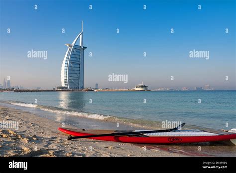 Dubai sailing hotel Stock Photo - Alamy