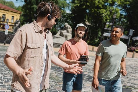 Gu A Tur Stico En Auriculares Gesticulando Cerca De Turistas Multi