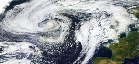 La Tempesta Atlantica Agnes Verso Irlanda E Gran Bretagna Raffiche A