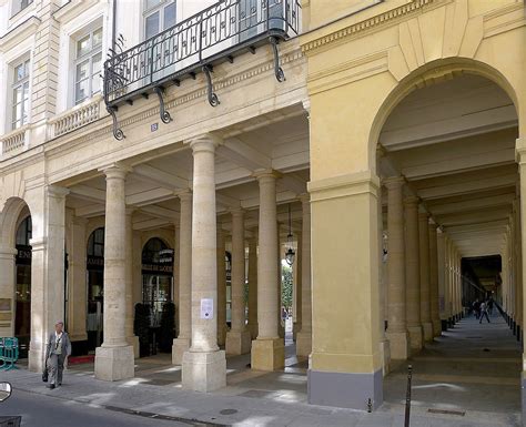 Paris Ier Péristyle de Joinville vu de la rue de Beaujolais n19