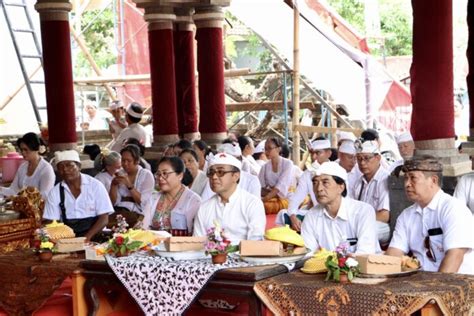 Wali Kota Jaya Negara Hadiri Pemelaspasan Bale Kulkul Banjar Pagan