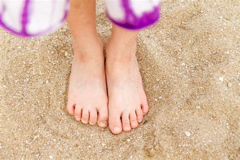 Les Pieds Nus De L Enfant En Sable Image Stock Image Du Petit Normal