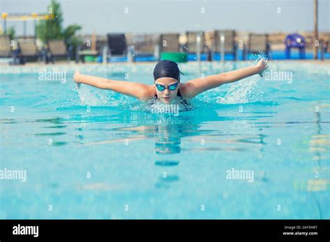 Young girl swimming butterfly stroke style Stock Photo - Alamy