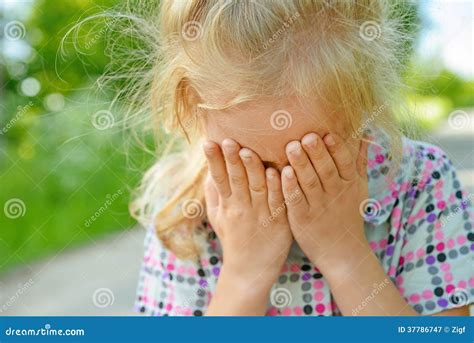 Pleurer De Petite Fille Image Stock Image Du Gens Mignon 37786747