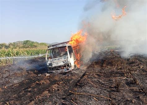 Korsleting Instalasi Kelistrikan Truk Terbakar Sambar Lahan Tebu Di