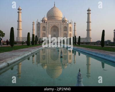 El Taj Mahal es un mausoleo islámico de mármol blanco marfil en la