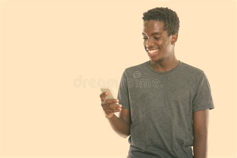 Imagen De Estudio De Un Joven Adolescente Negro Y Feliz Que Sonríe