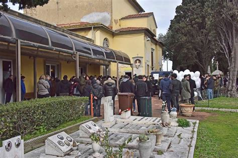 Silenzio Lacrime E Palloncini Bianchi Oggi Lultimo Saluto A Kevin E