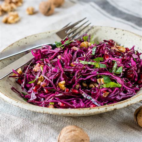 Fruchtiger Rotkohlsalat Mit Granatapfelkernen Und Walnuss