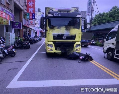 視線死角釀禍！騎士跨線左轉「大貨車直接撞上」 機車壓車輪下 Ettoday車雲 Ettoday新聞雲