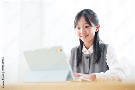 タブレットを使って勉強をする女の子 Stock Foto Adobe Stock