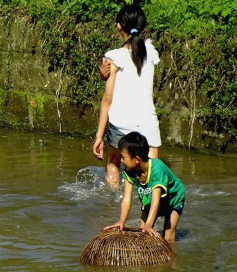 實拍：農村姑娘下河抓魚，滿載而歸又大又肥 每日頭條