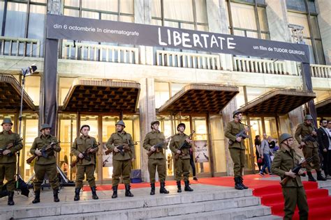 Vedete Oficialit I I Politicieni Prezen I La Premiera De Gal A