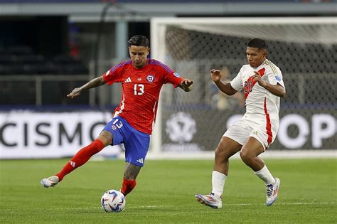 Dois jogadores do Flamengo são titulares na estreia do Uruguai na Copa