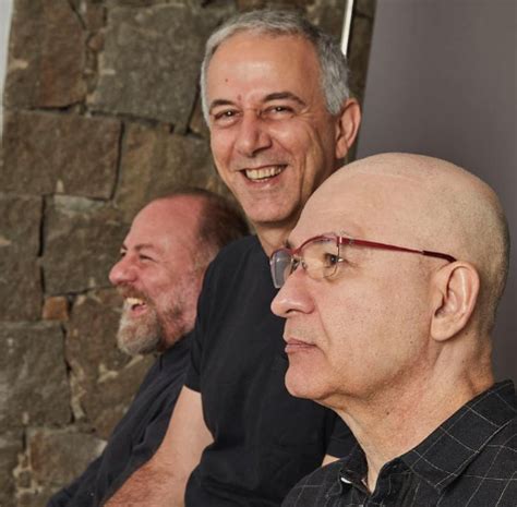 Os Paralamas do Sucesso apresentam clássicos da carreira em show na