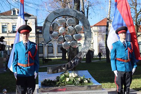 Polo Eno Cvije E Na Spomenik Banjalu Kim Bebama I Milanu Jeli U