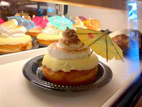 Review The Pineapple Dole Whip Donut Returns To Disneyland Now