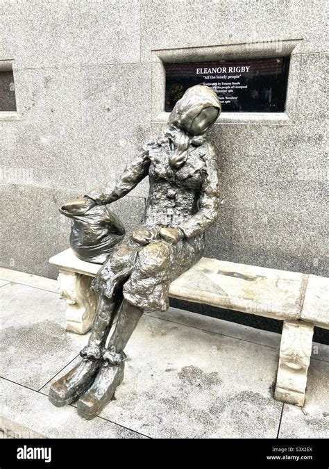 Eleanor Rigby statue in Liverpool Stock Photo - Alamy