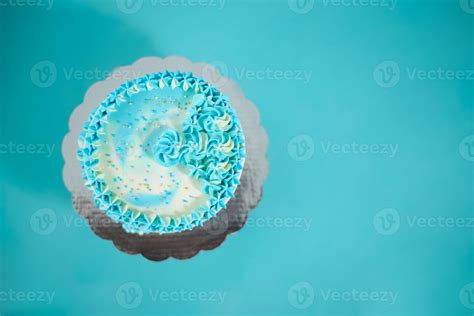 Blue and white birthday cake, top view. 12485427 Stock Photo at Vecteezy