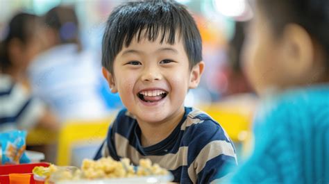 Fondo Los Niños Asiáticos En La Cantina Almorzando O Desayunando Se