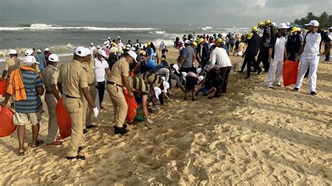 Beaches in Mangaluru cleaned by volunteers on International Ocean Day ...