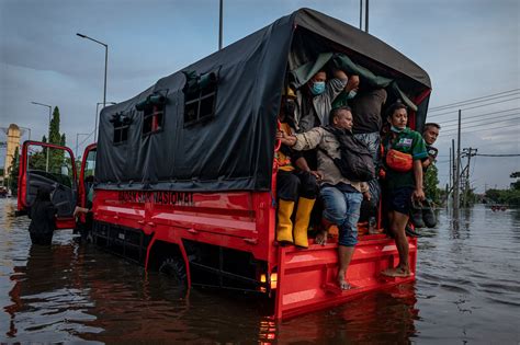 Foto Banjir Rob Menerjang Kawasan Pelabuhan Tanjung Emas Semarang