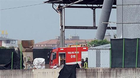 Fiamme In Uno Stabilimento Intervengono I Pompieri Messaggero Veneto