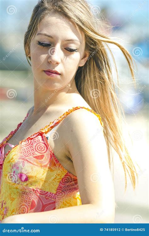 Belle Fille Avec Les Cheveux Blonds Droits Photo Stock Image Du