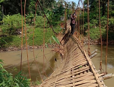 Jembatan Gantung Penghubung Tiga Desa Di Sukaresik Rusak Parah