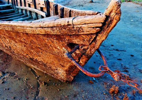 Barco De Pesca De Madeira Abandonado Foto De Stock Imagem De Planta