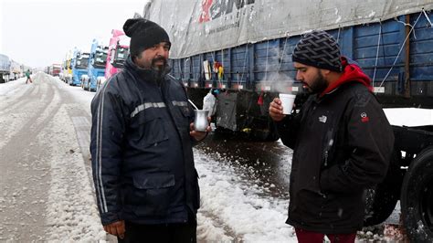 Fotos De Los 2800 Camiones Varados En Mendoza Por El Temporal De Nieve Esperan Para Cruzar A