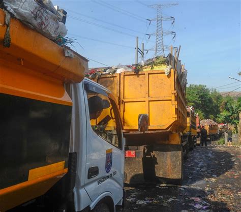 Foto Tpa Cipayung Kelebihan Kapasitas Sudah Bulan Antrean Truk