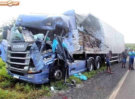 Motorista Morre Ap S Colis O Entre Duas Carretas Na Br