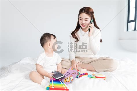 婴儿看妈妈打电话摄影图64944317图片素材免费下载 编号930897 潮点视频