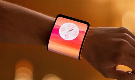 Motorola представила концепт смартфона, который можно носить как ...