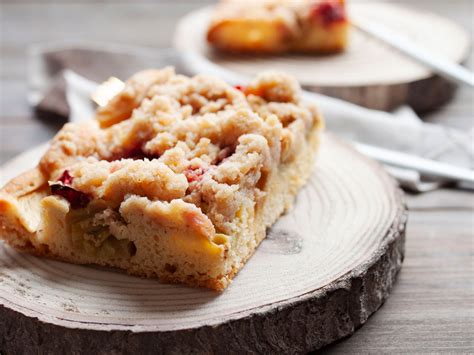 Trockener Streuselkuchen Mit Erdbeeren Und Rhabarber Zum Kaffee